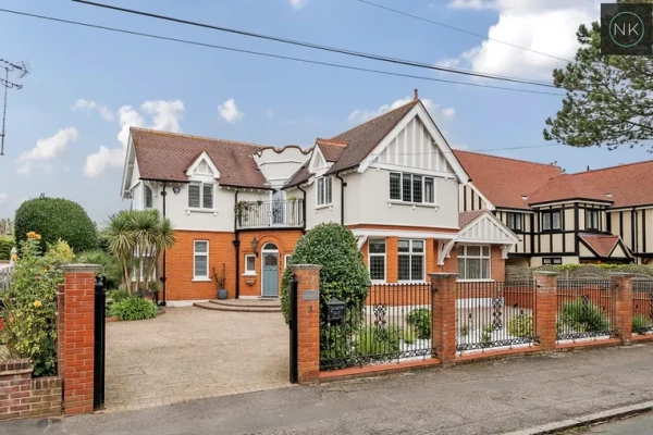 4 bed detached house - Brambleacre, Hornbeam Lane, London E4